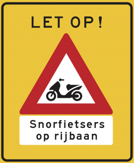 Snorfietsers op de rijbaan. 