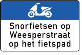 Snorfietsers op het fietspad. 